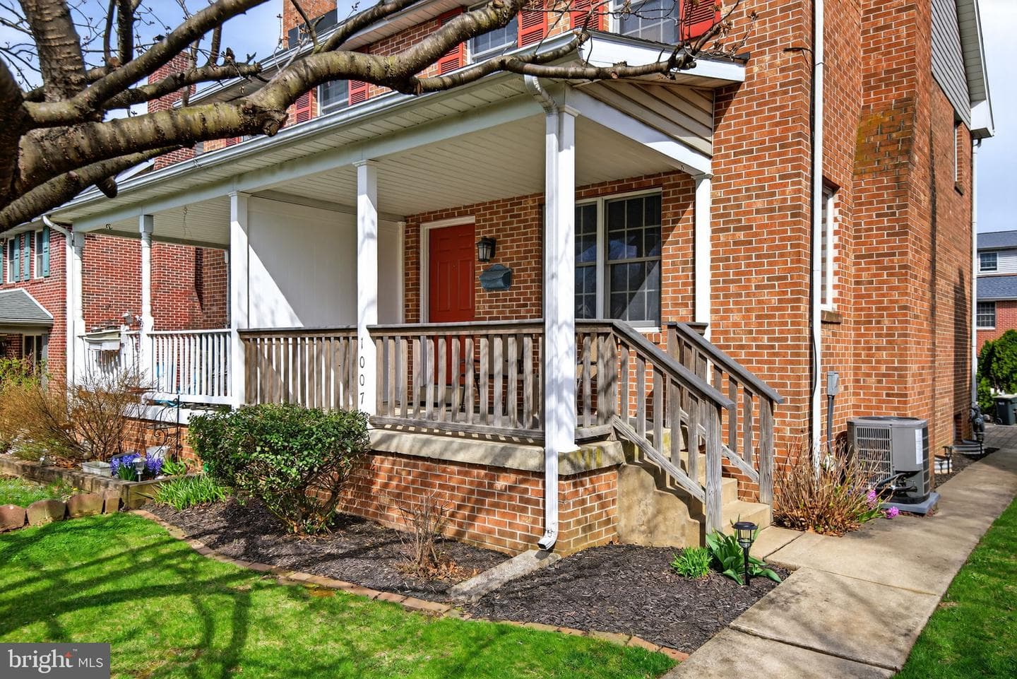 1007 E Walnut Street photo 4