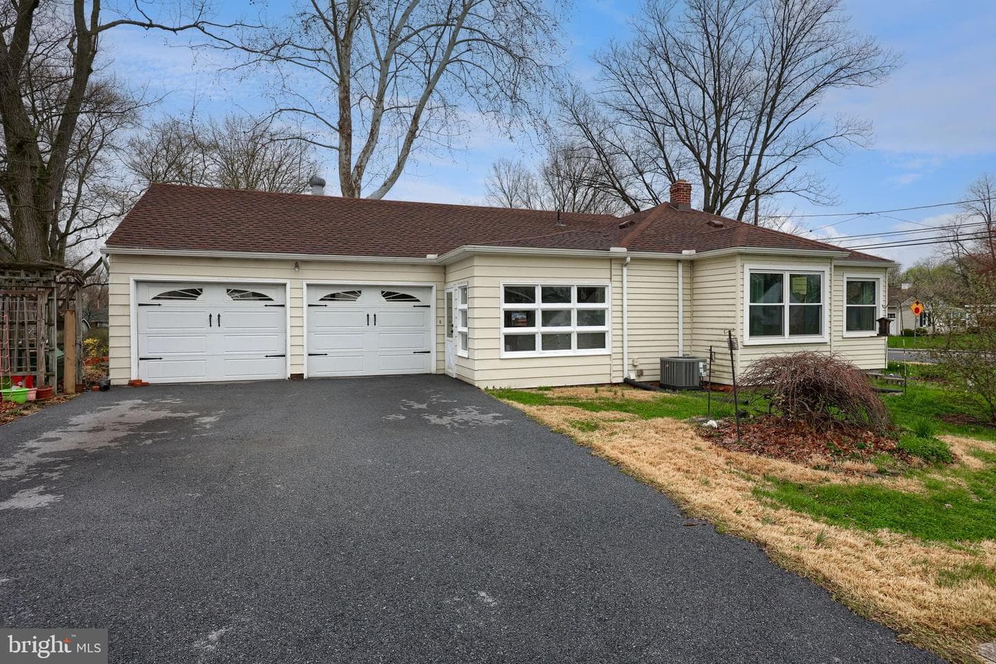 301 E Willow Street photo 2