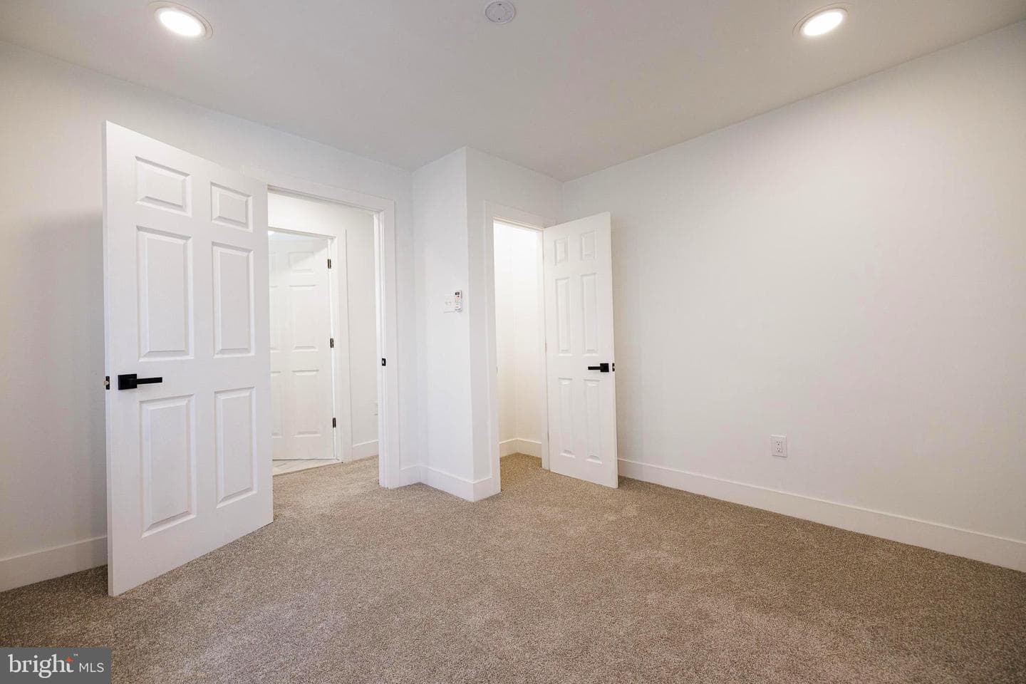 222 N Market Avenue photo 27
