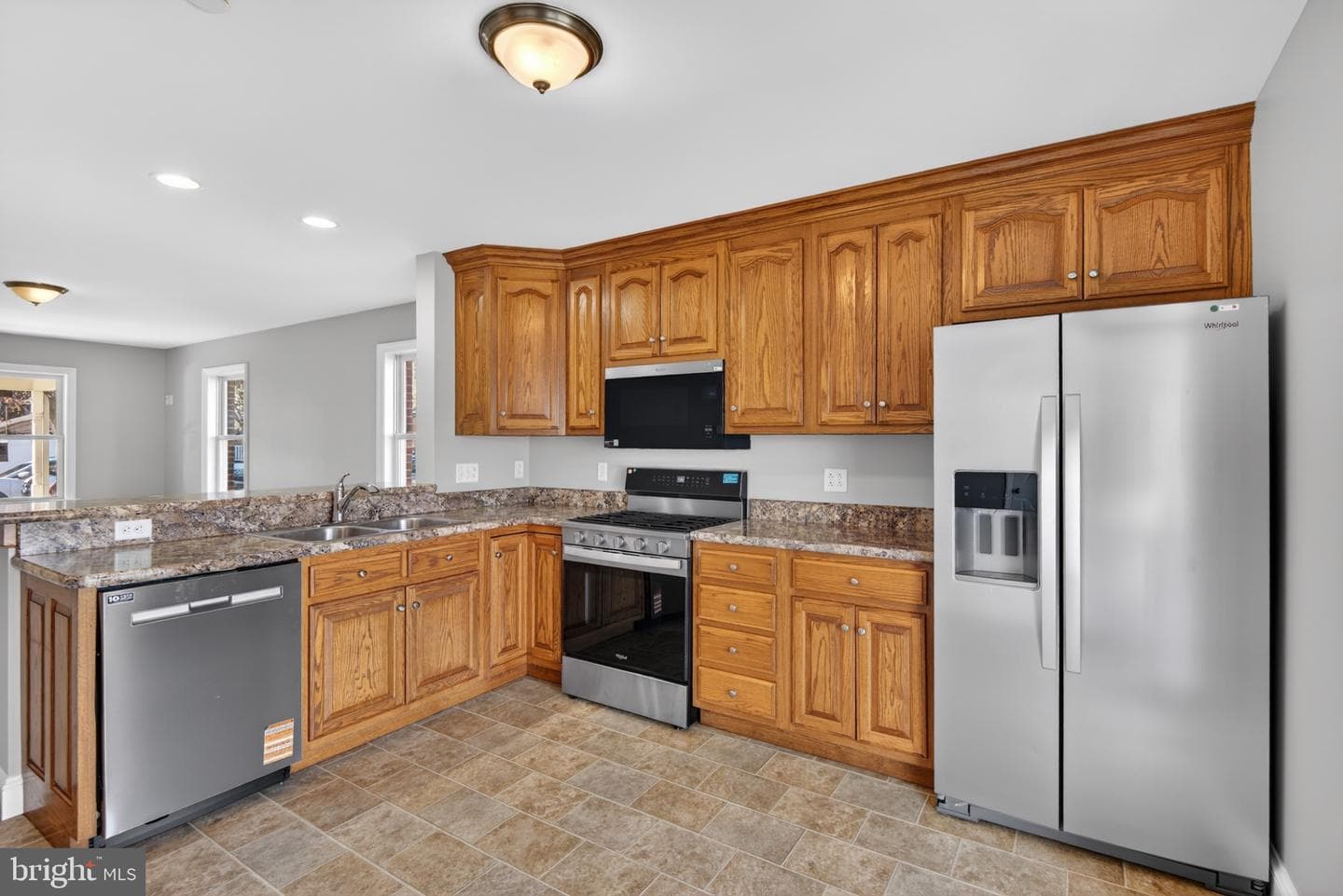 633 E Fulton Street photo 11