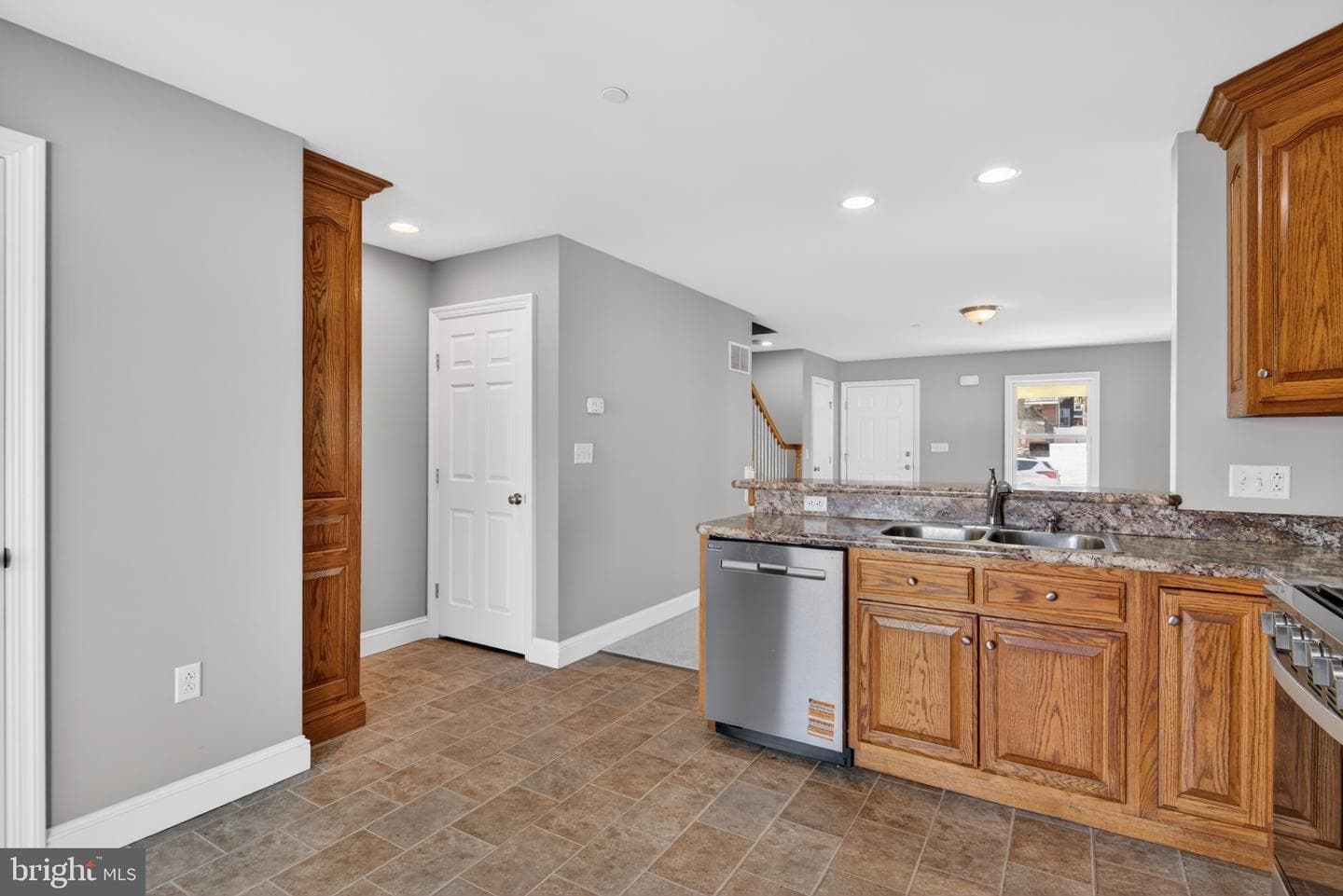 633 E Fulton Street photo 13