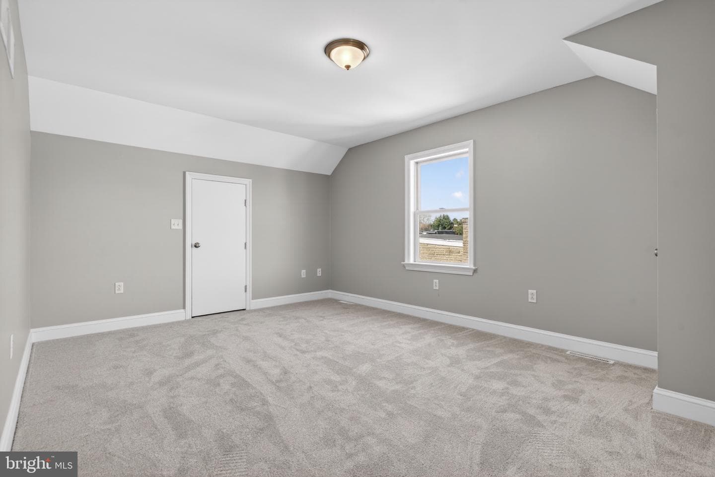 633 E Fulton Street photo 19
