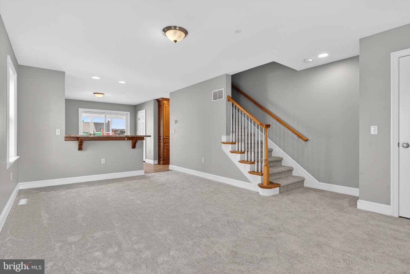 633 E Fulton Street photo 7