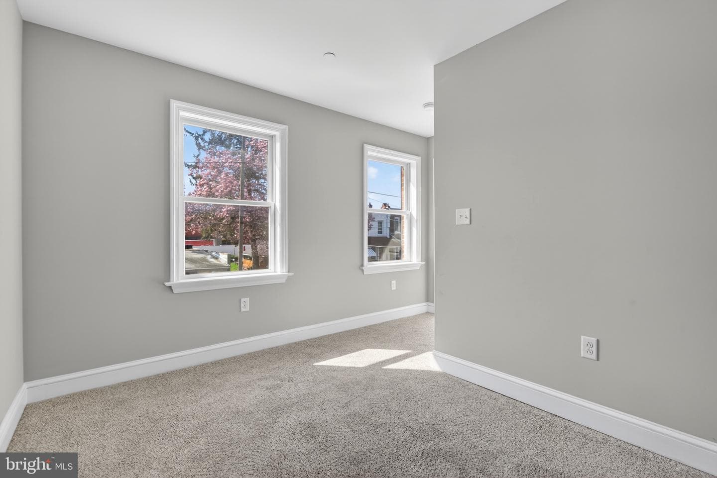 637 E Fulton Street photo 17