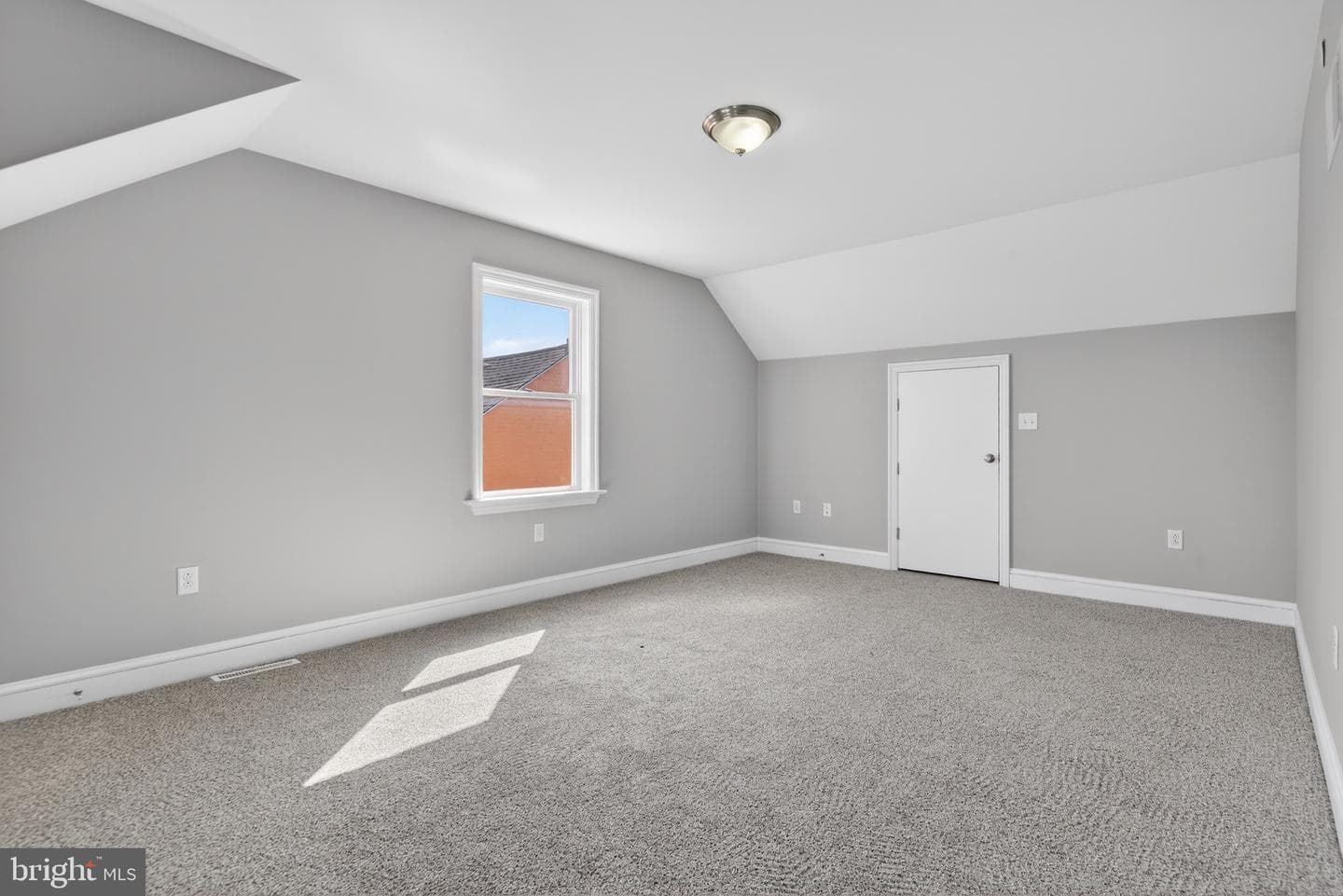 637 E Fulton Street photo 19