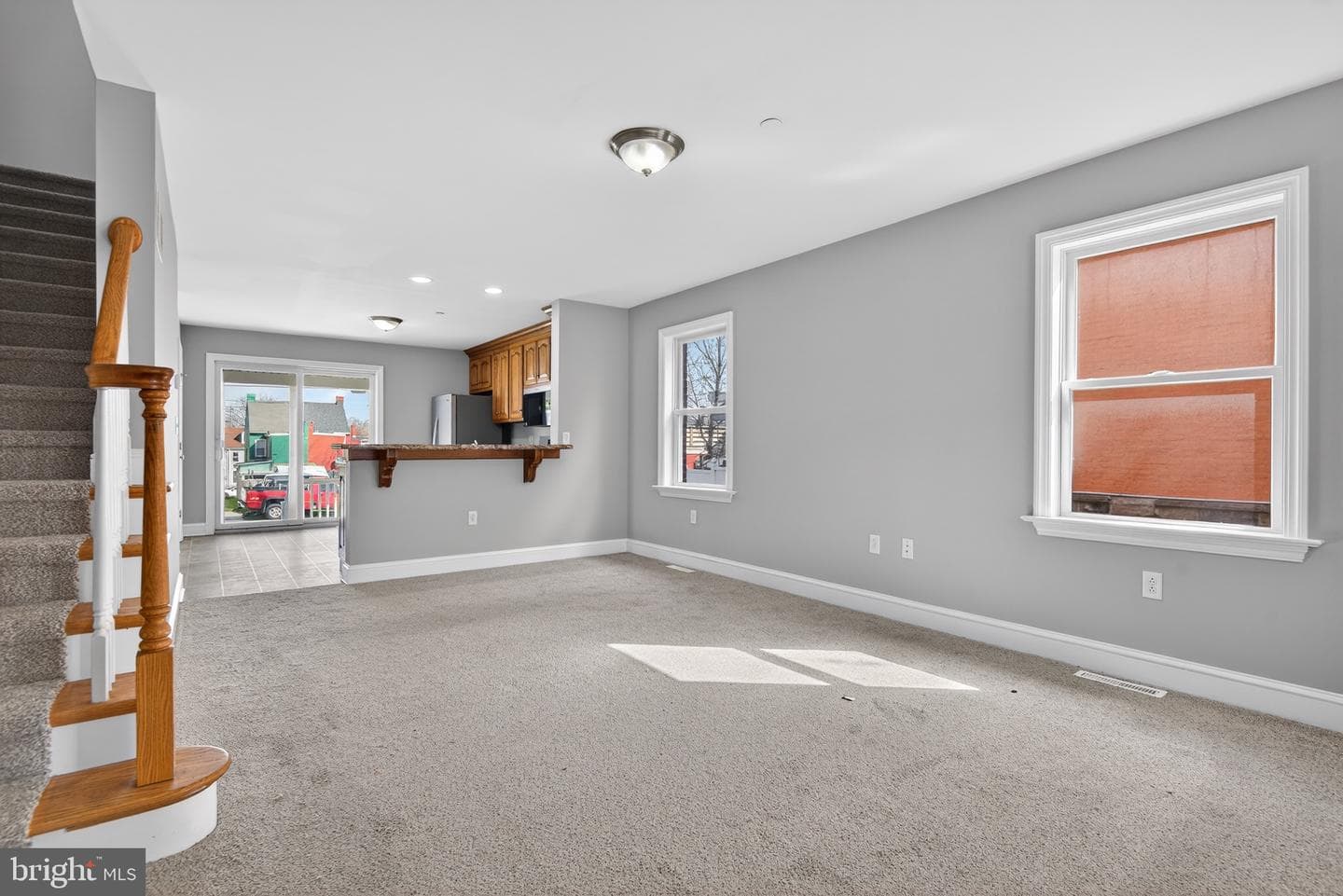 637 E Fulton Street photo 4