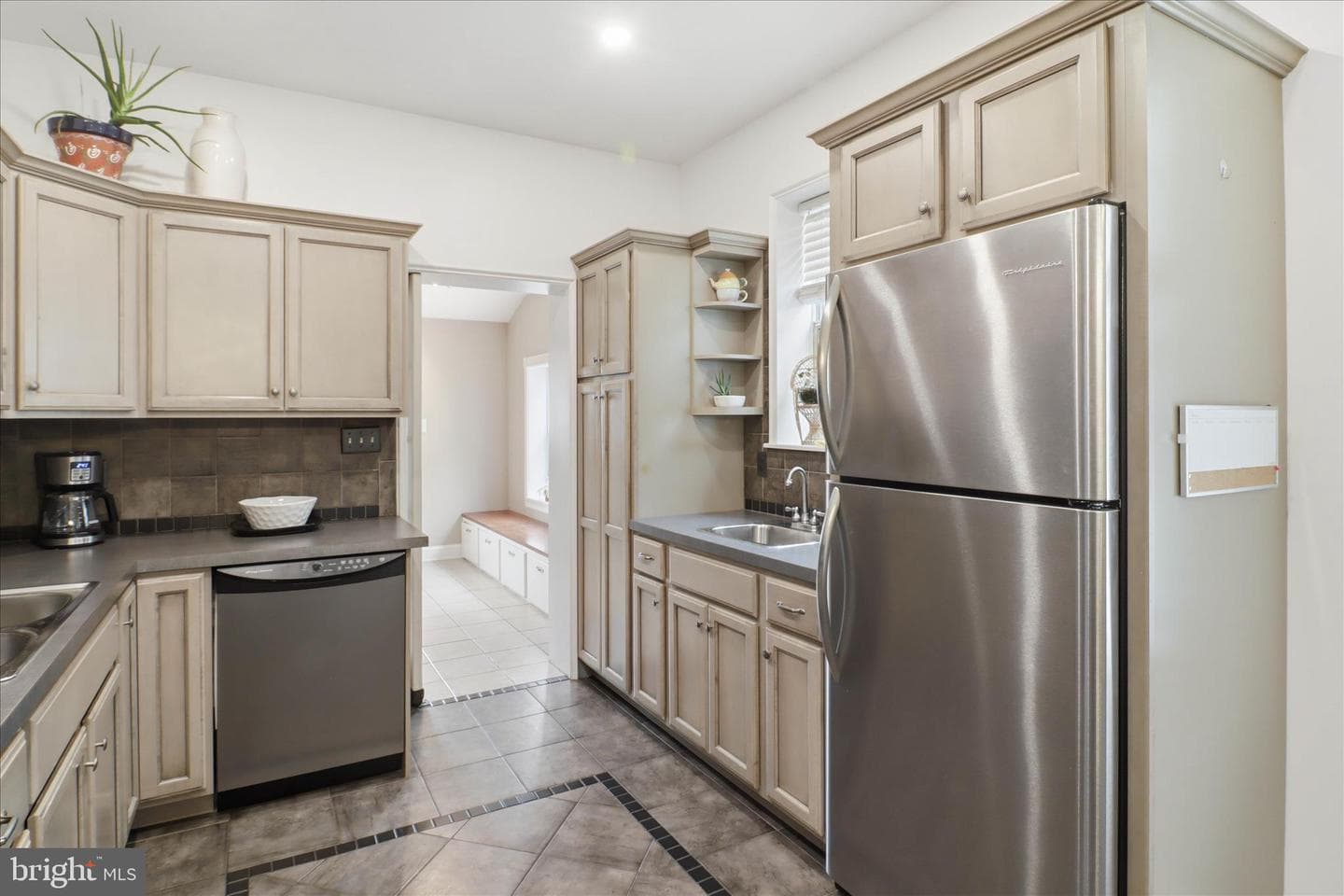 418 E Ross Street photo 20
