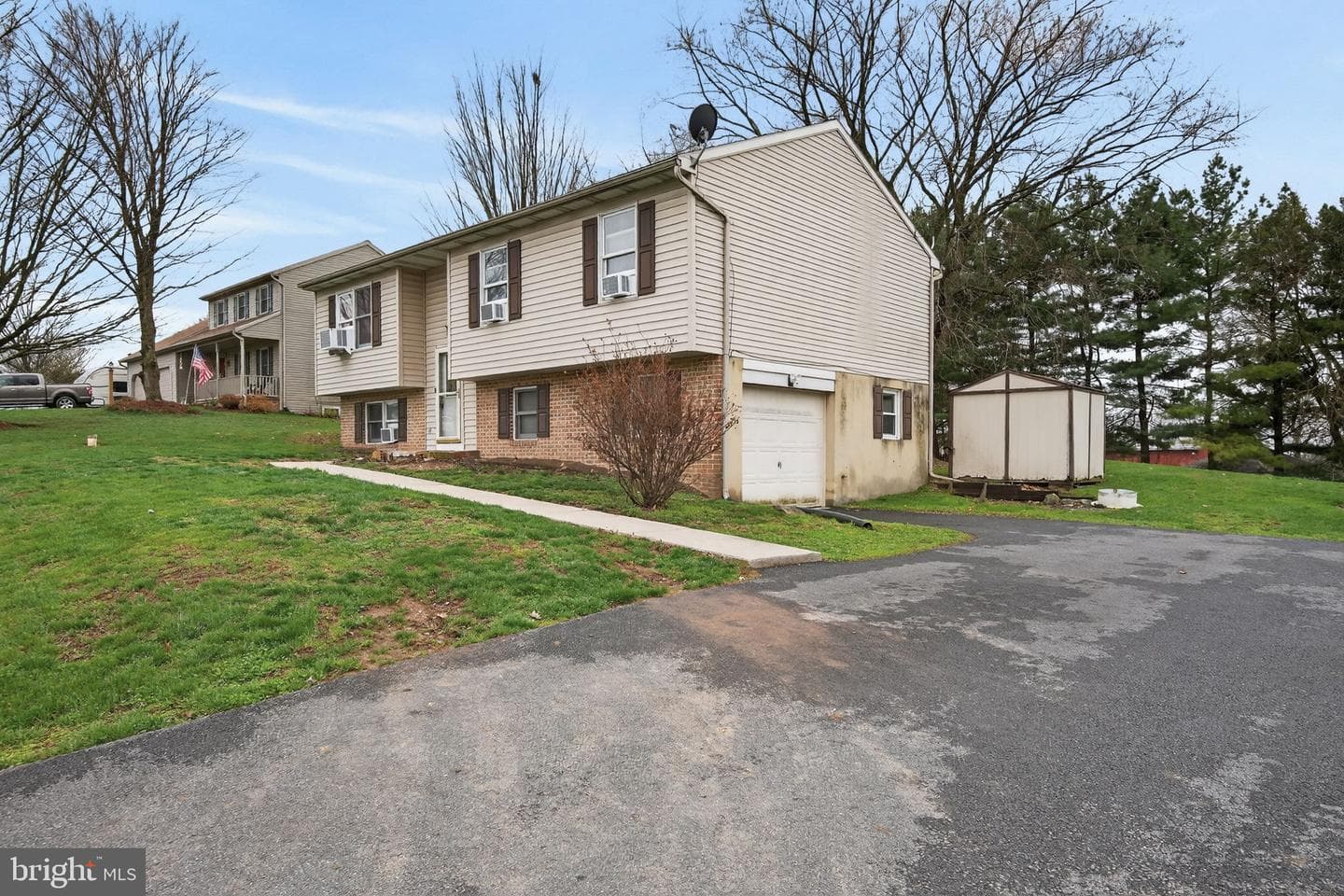 1390 Carole Lane photo 2