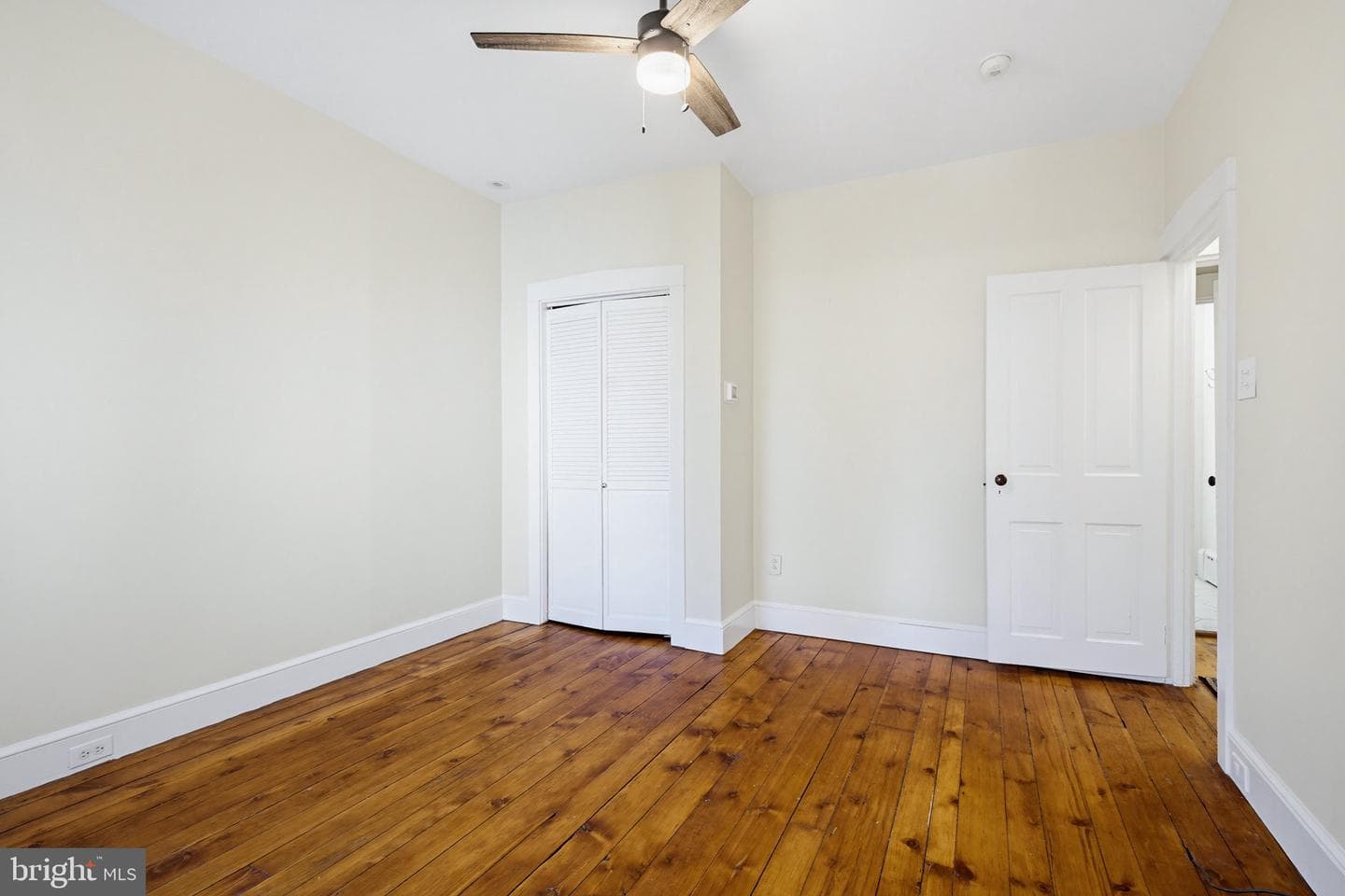 211 E Chestnut Street photo 21