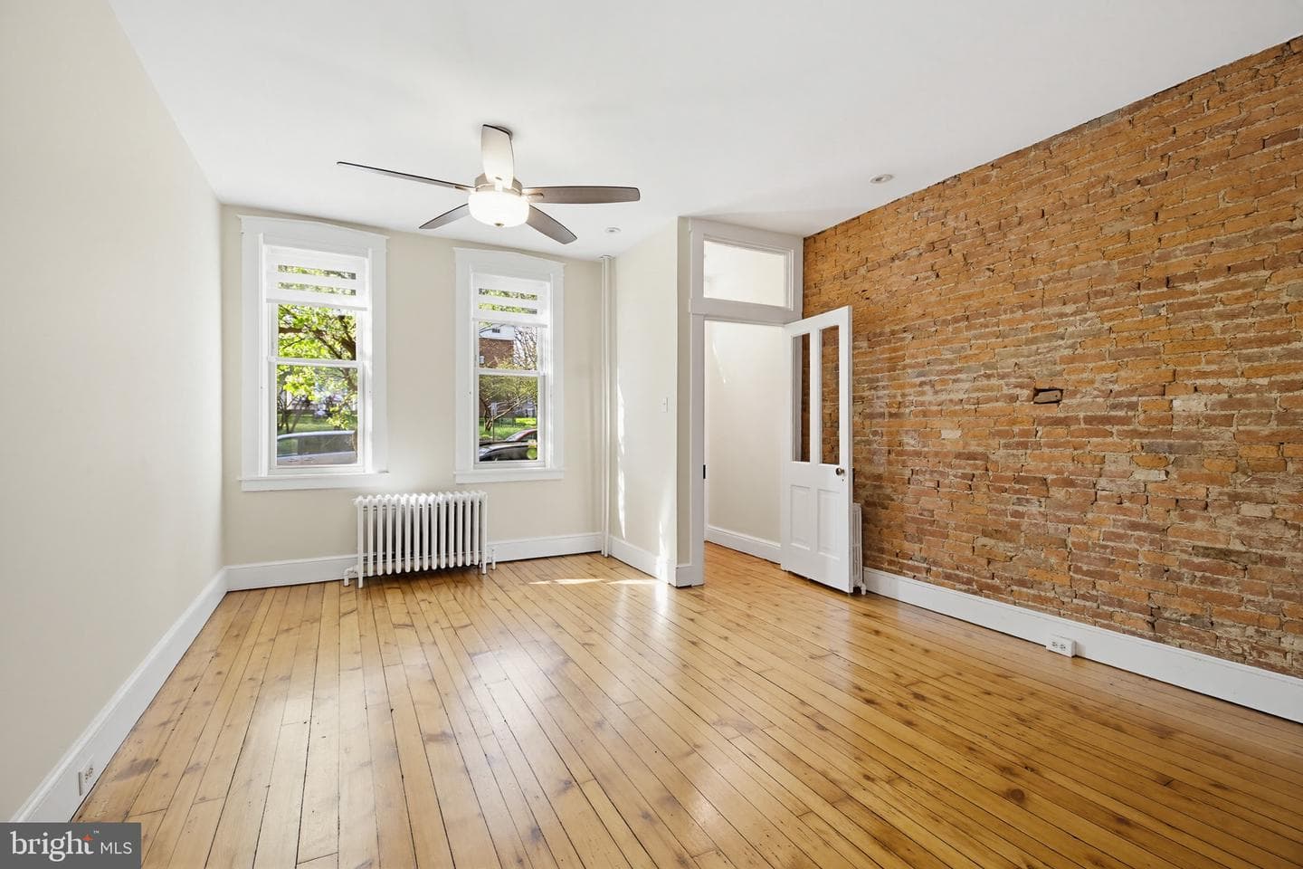 211 E Chestnut Street photo 9