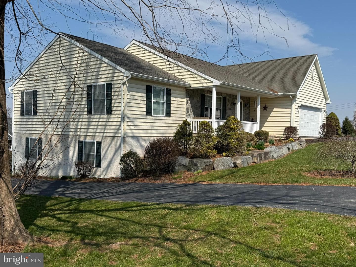 123 Center Avenue photo 3