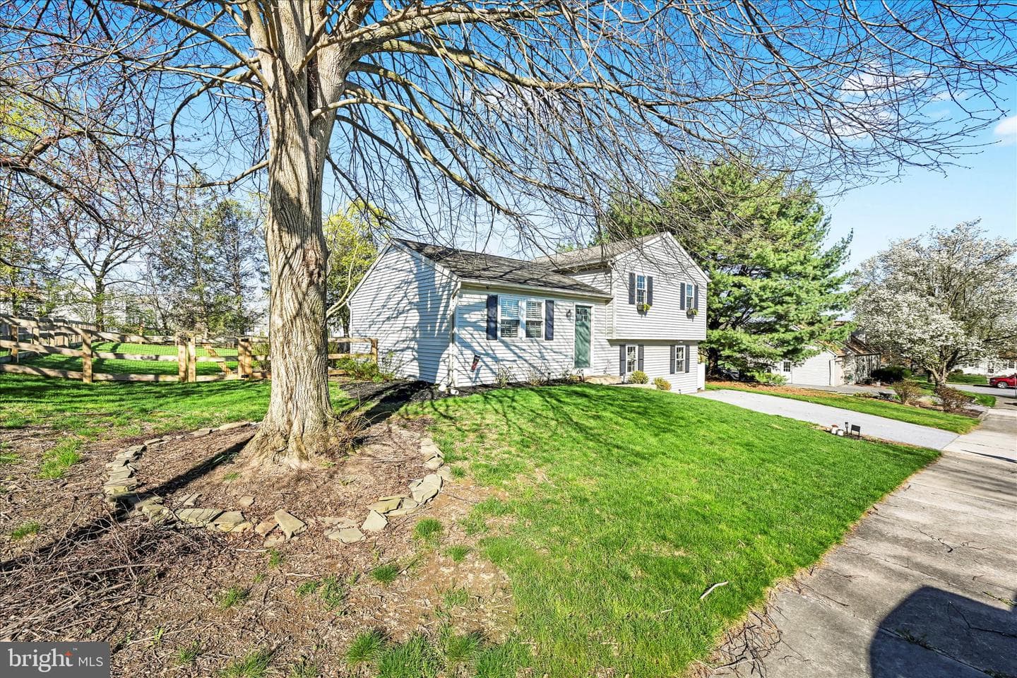 240 Birchwood Lane photo 3