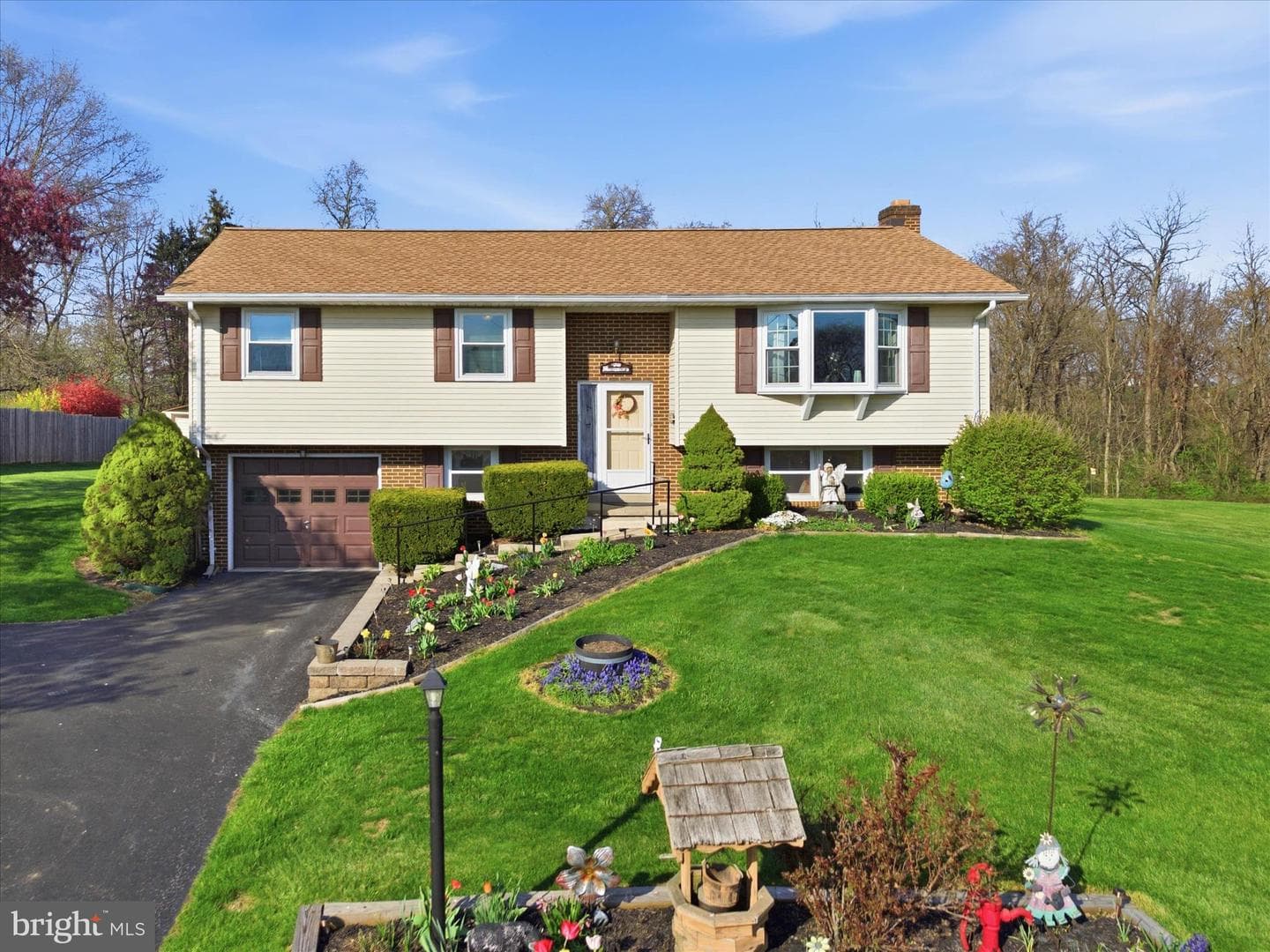 325 N Colebrook Road photo 1