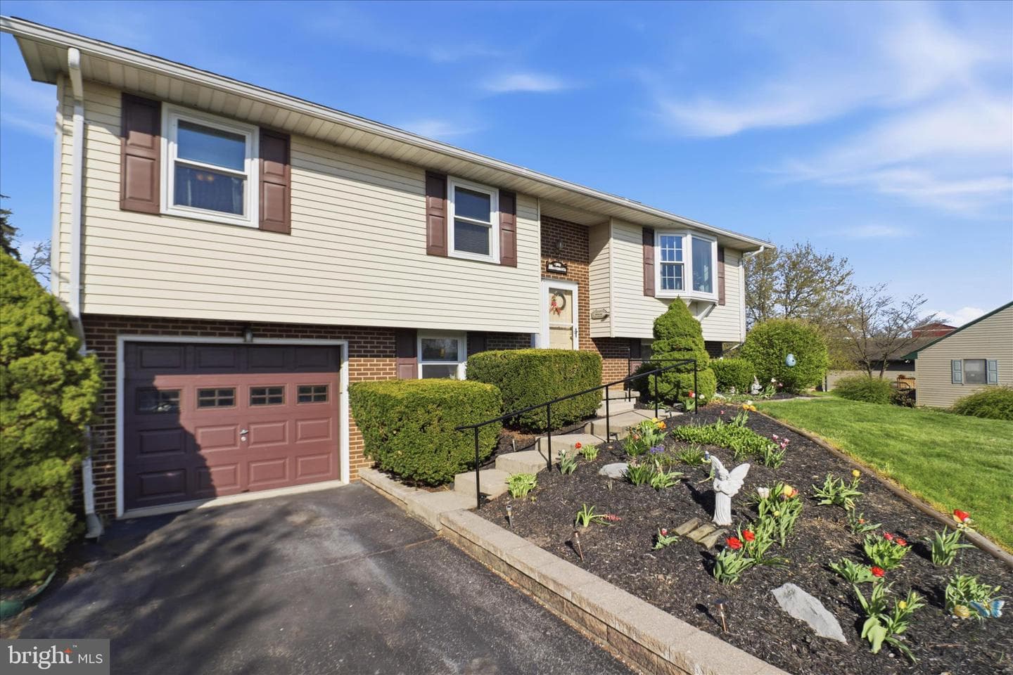 325 N Colebrook Road photo 3