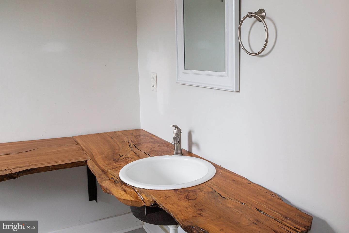 138 Laurel Street photo 18