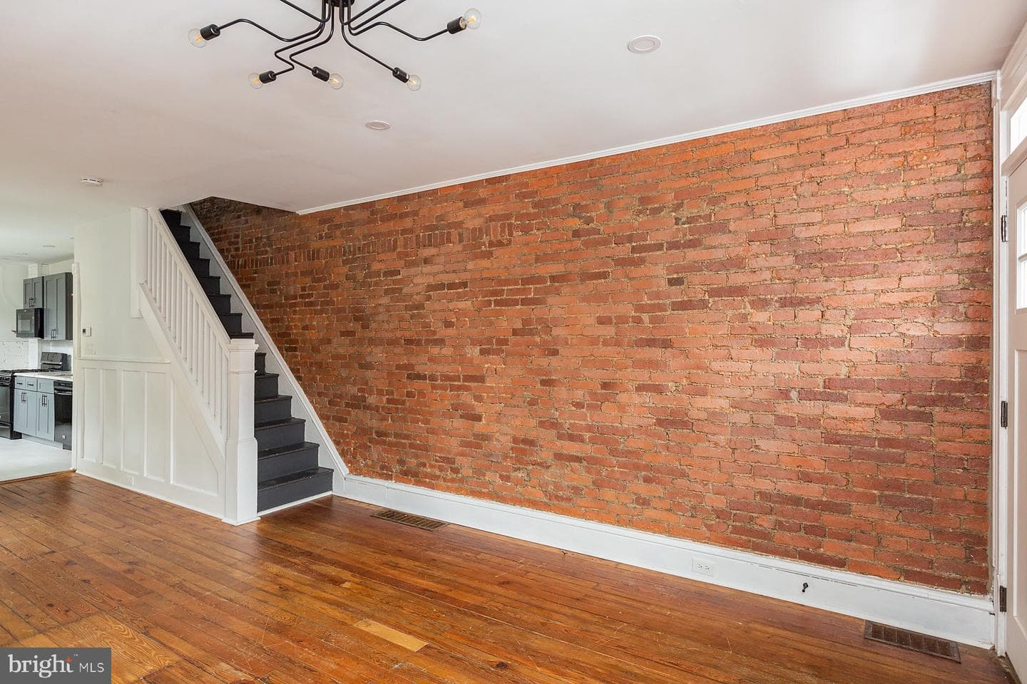 138 Laurel Street photo 5
