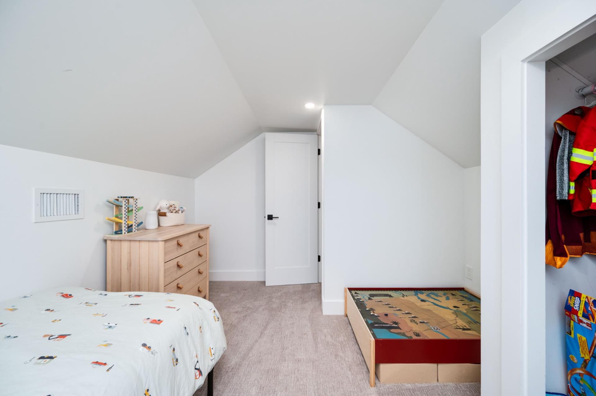 520 Elm Street photo 22