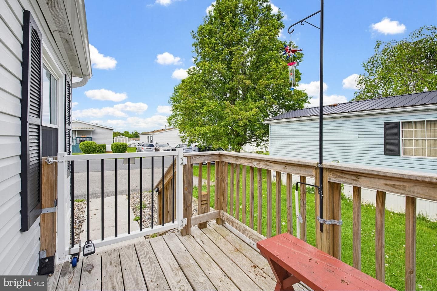 225 Longwood Court W photo 4