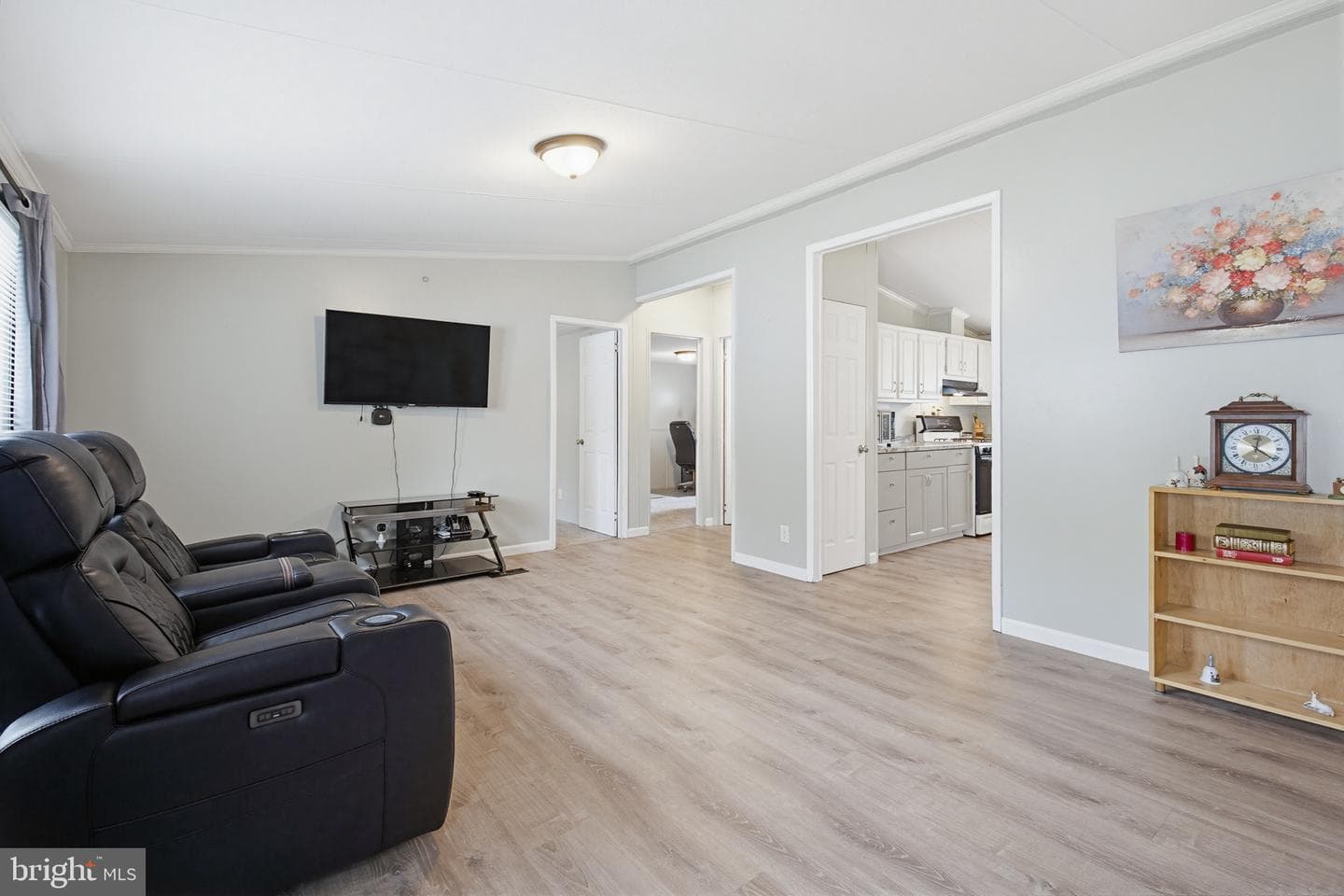 225 Longwood Court W photo 6