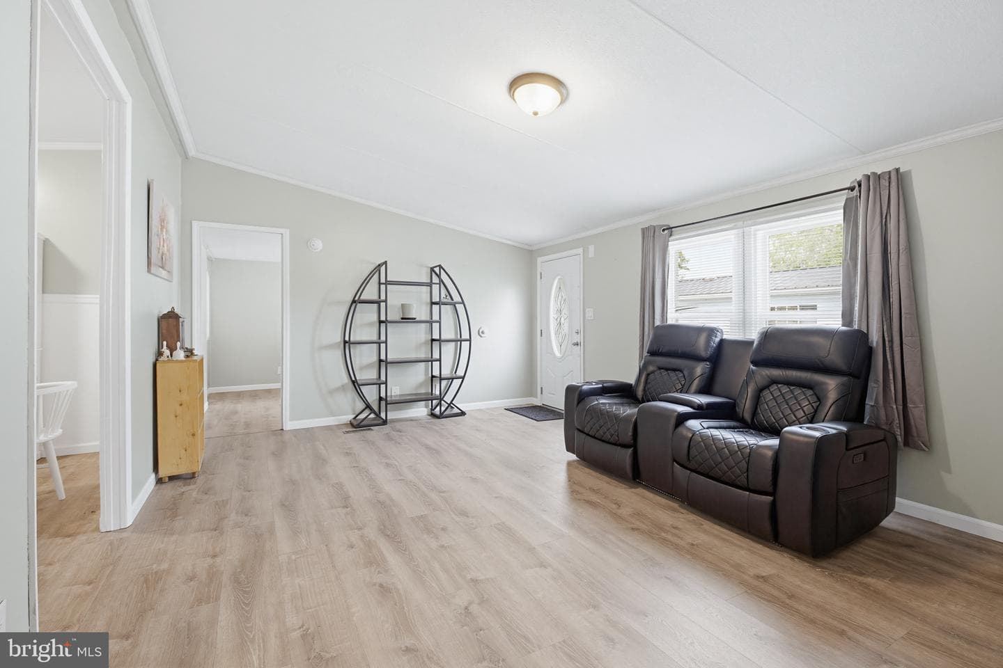 225 Longwood Court W photo 8