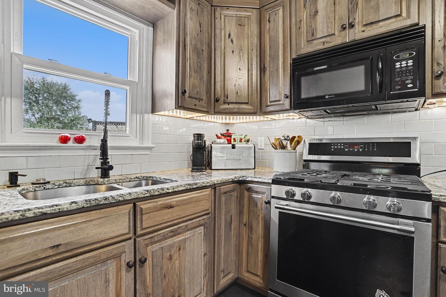 228 Cliff Lane photo 17