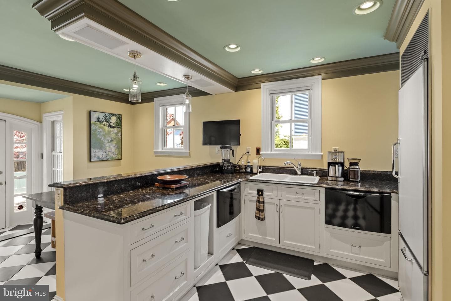 437 W Walnut Street photo 15