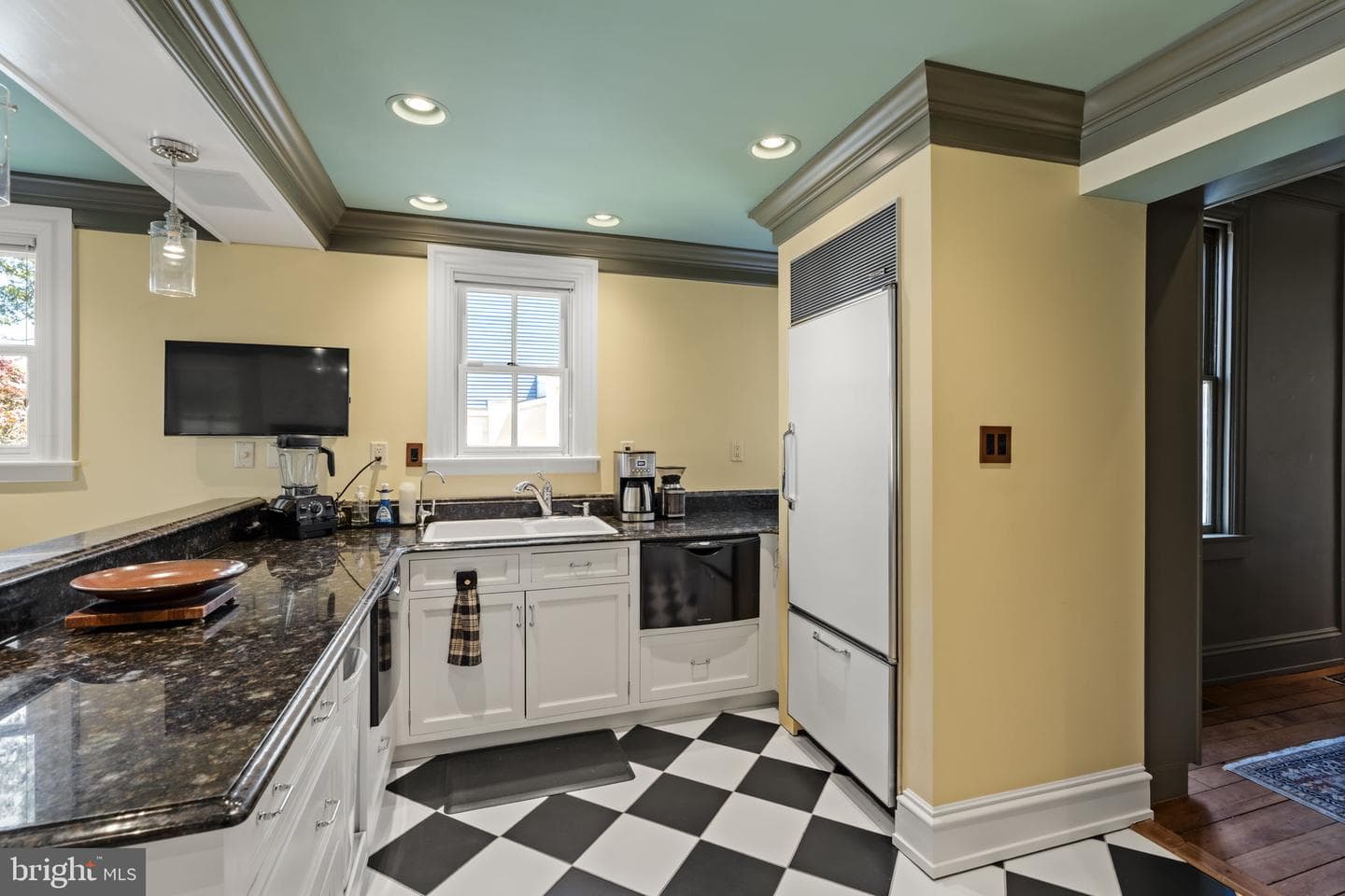 437 W Walnut Street photo 19