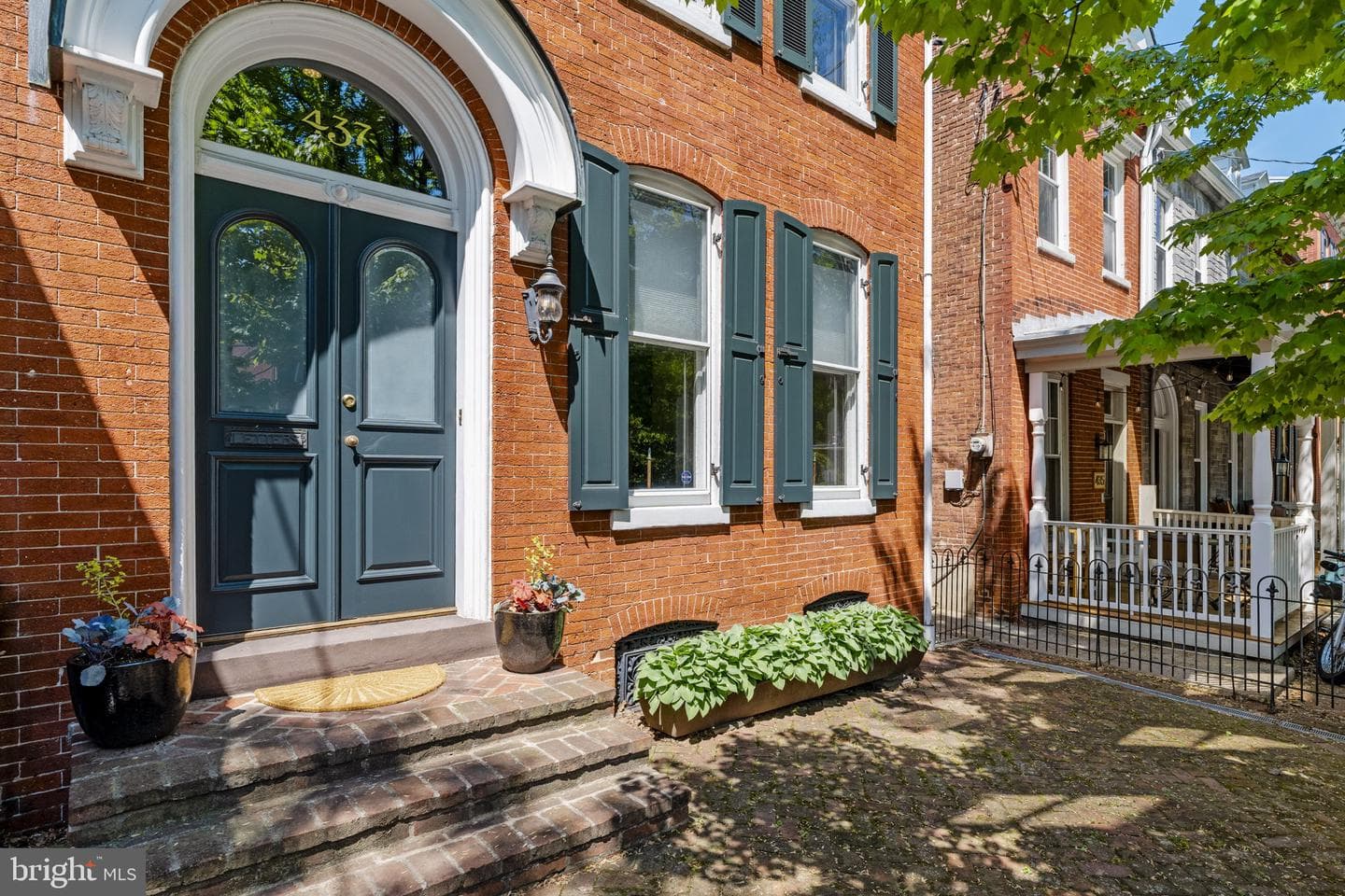 437 W Walnut Street photo 2