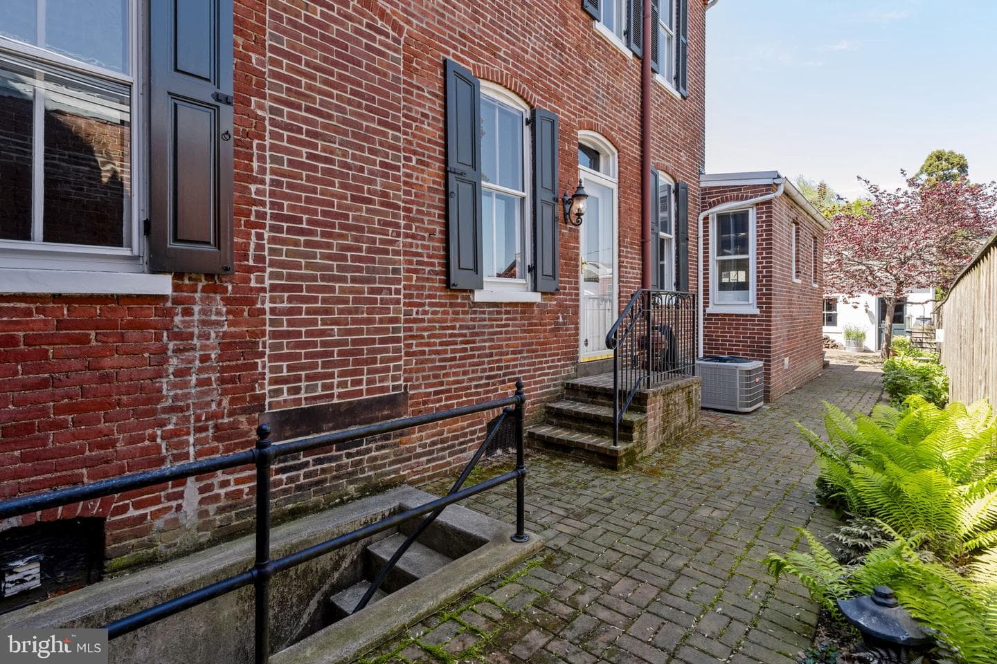 437 W Walnut Street photo 49