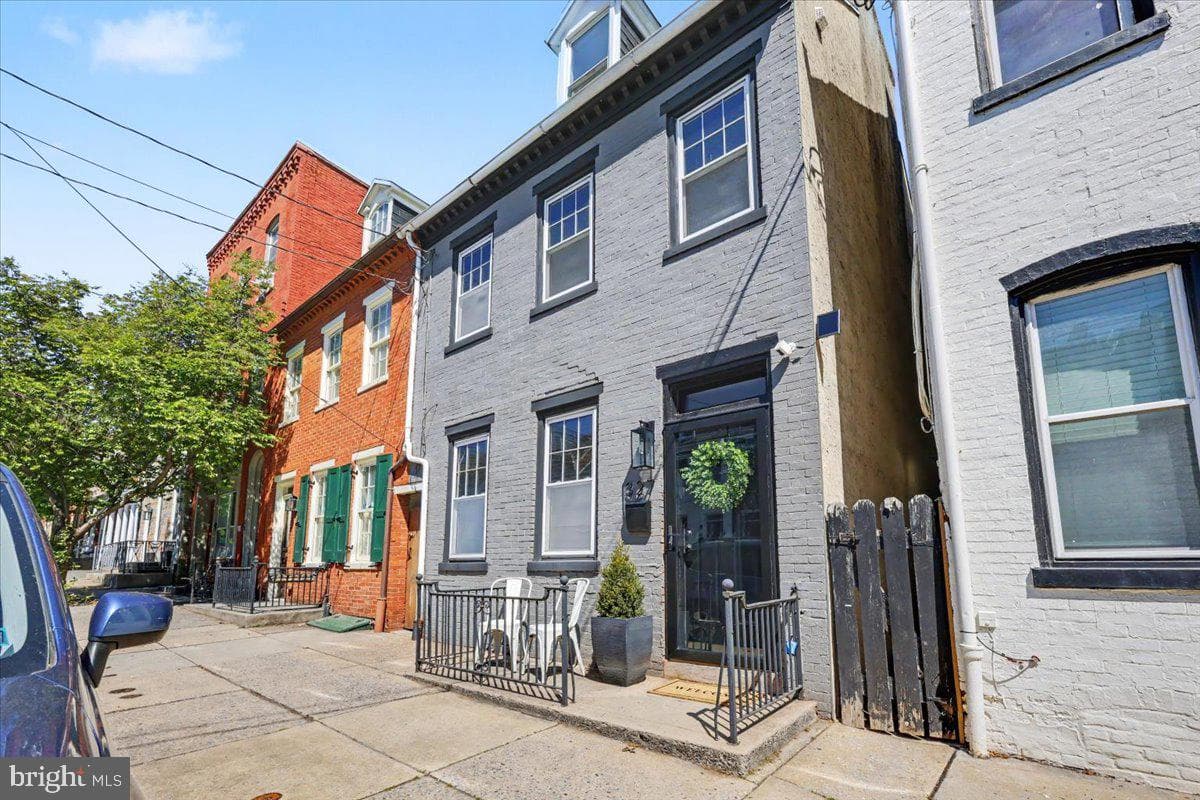327 E Chestnut Street photo 2