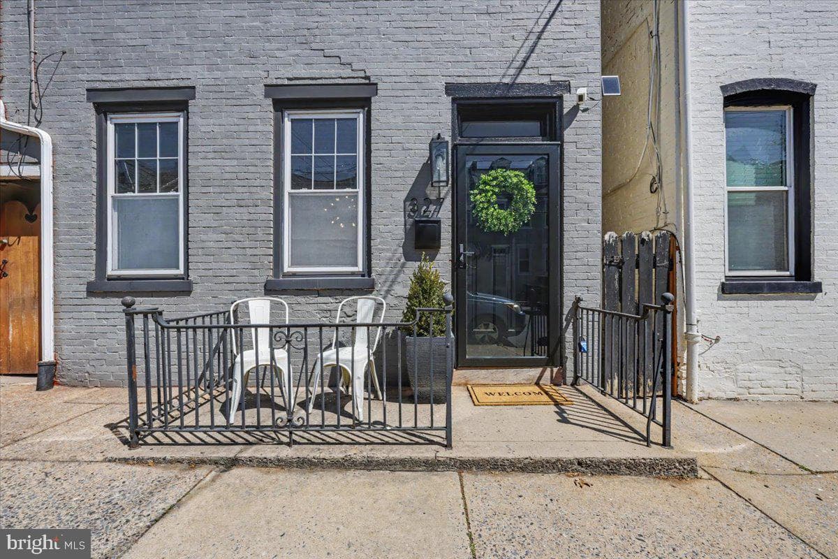 327 E Chestnut Street photo 3
