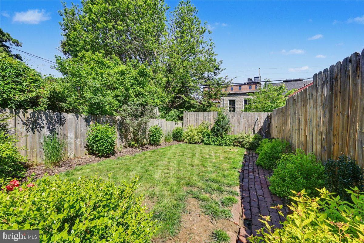 327 E Chestnut Street photo 32