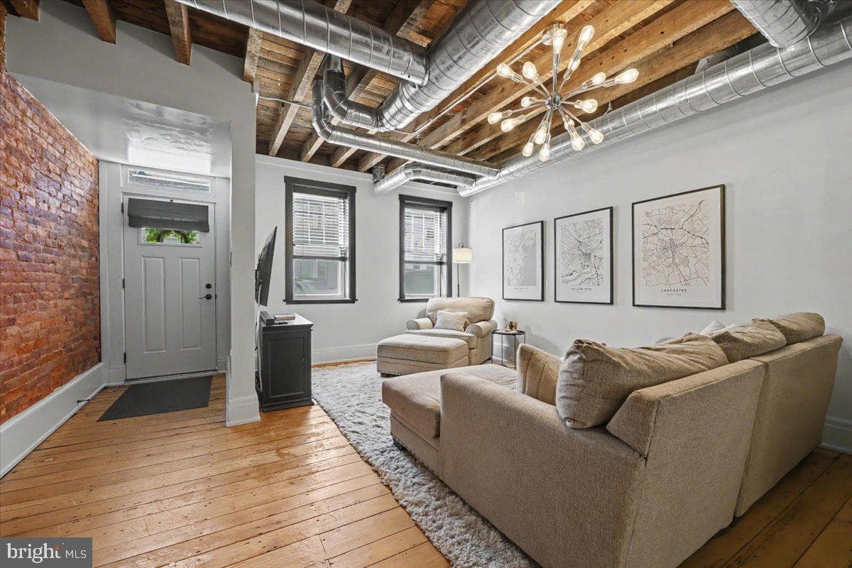 327 E Chestnut Street photo 4