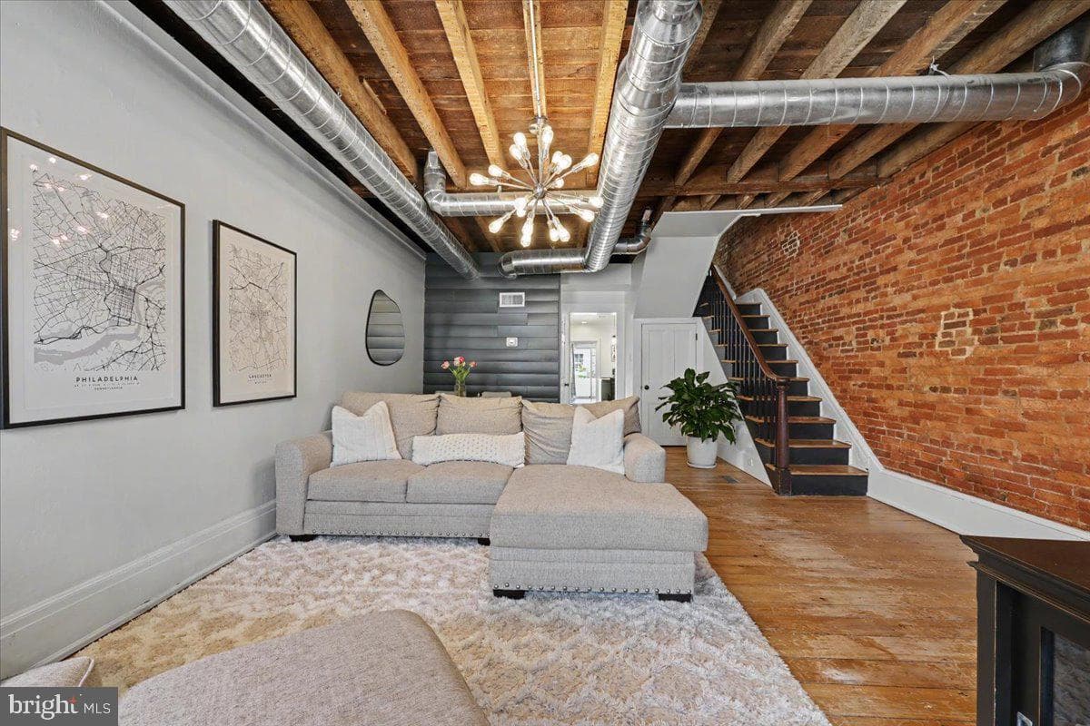 327 E Chestnut Street photo 7