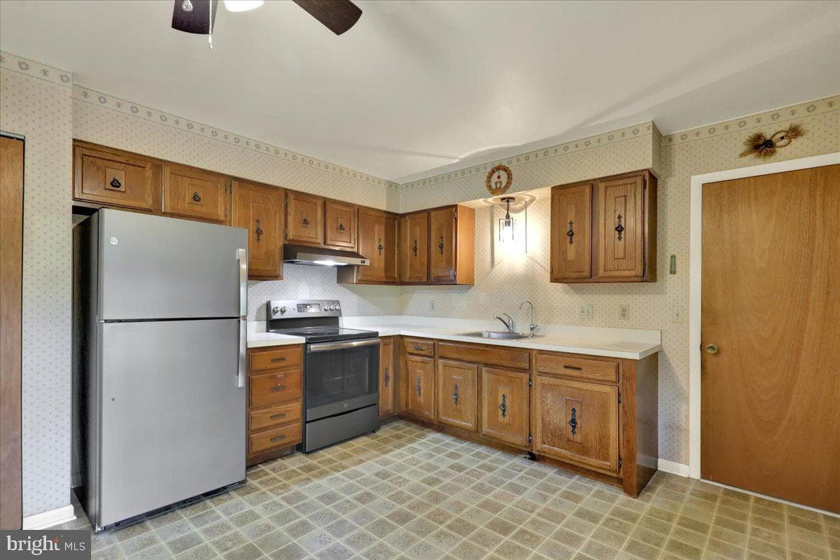 2487 Ellendale Drive photo 16