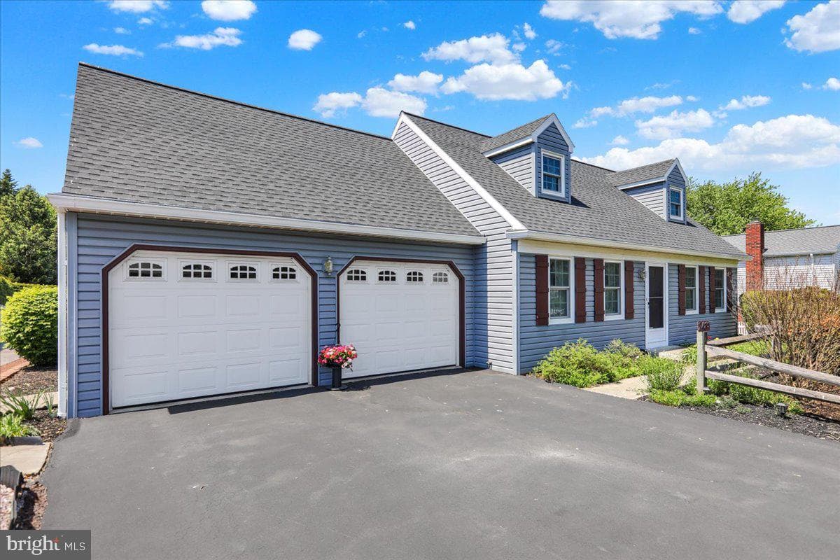 2487 Ellendale Drive photo 4