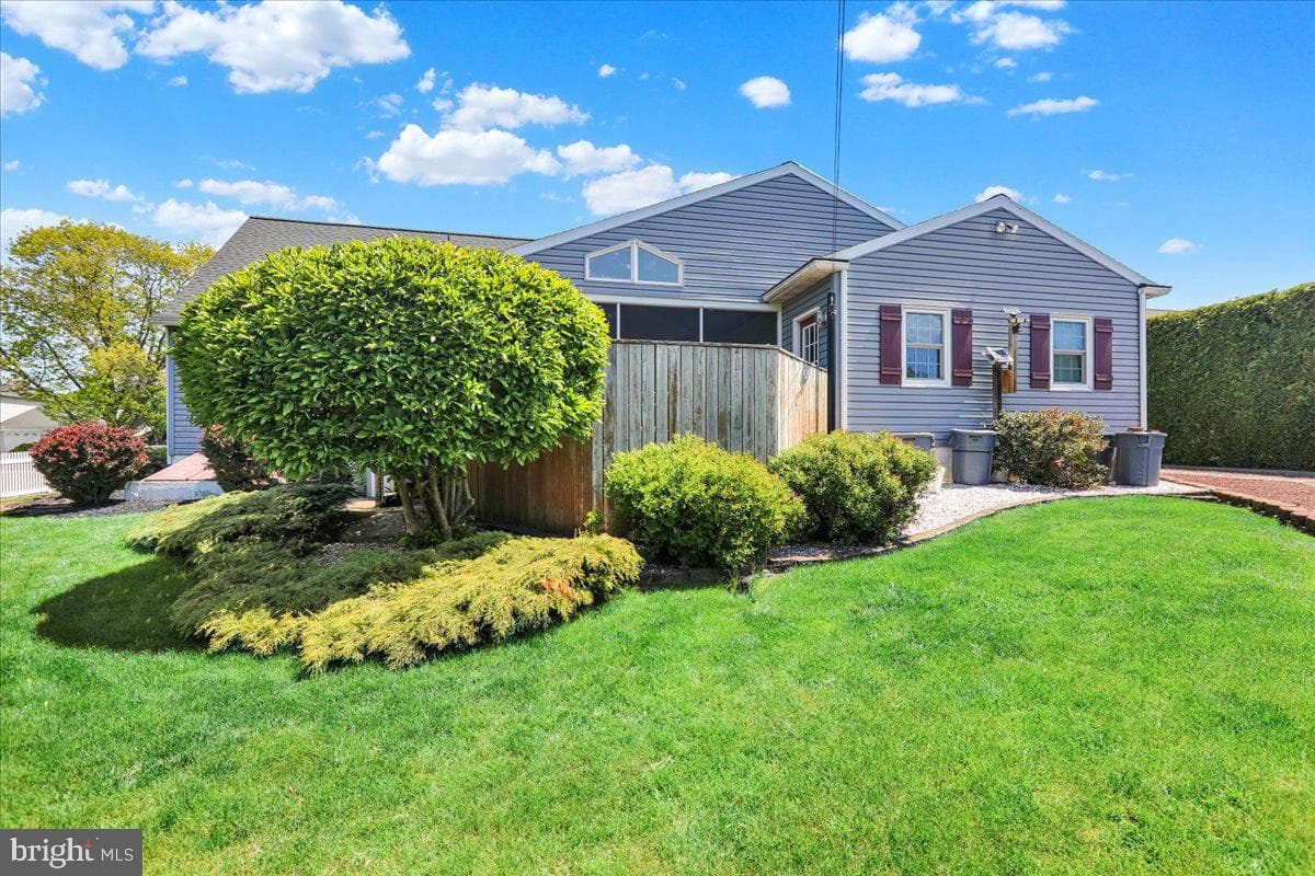 2487 Ellendale Drive photo 8