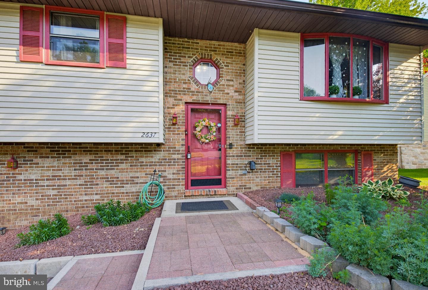 2637 Hemlock Drive photo 2