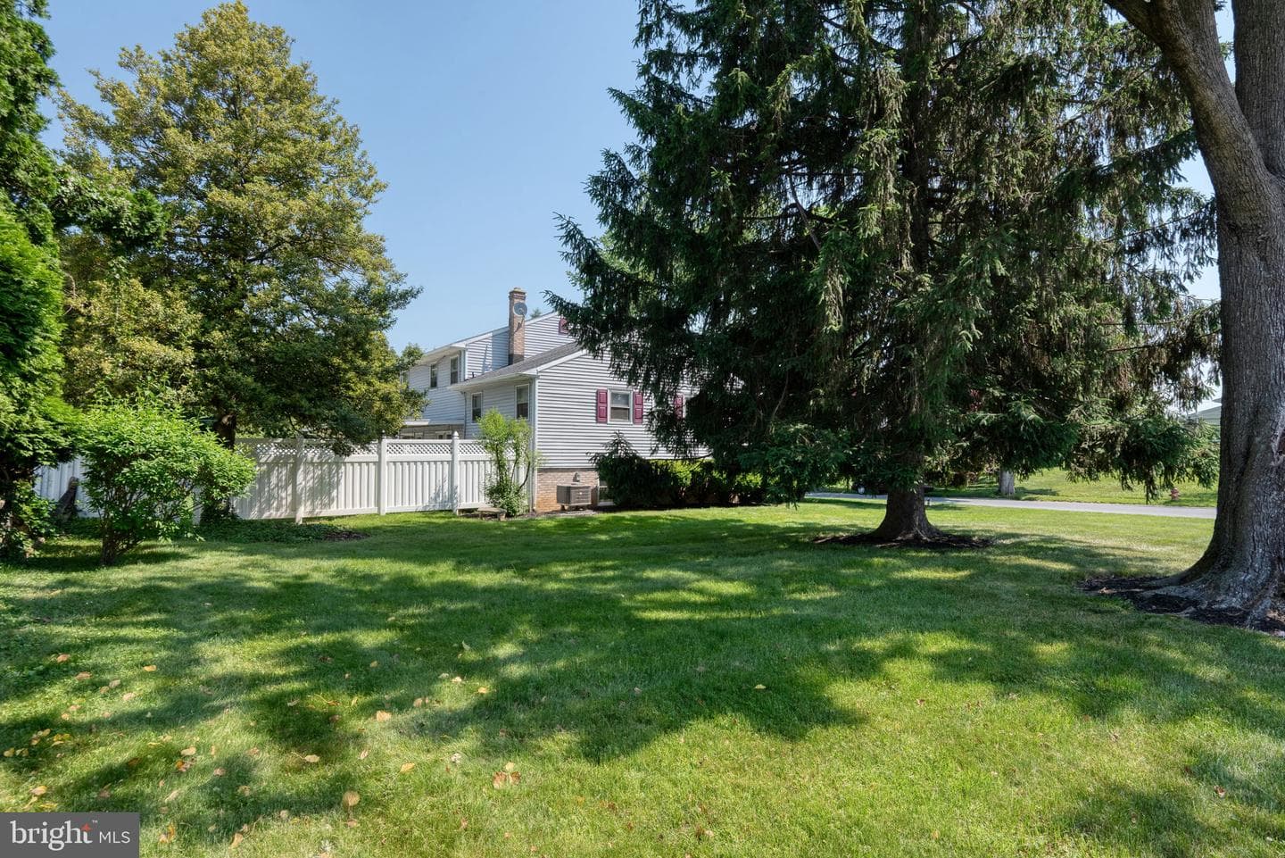 717 Maplewood Ave photo 37