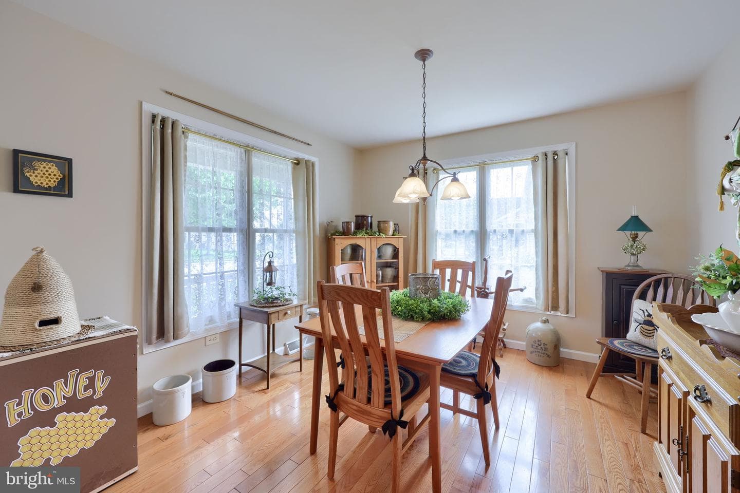 1042 Cambridge Drive photo 4