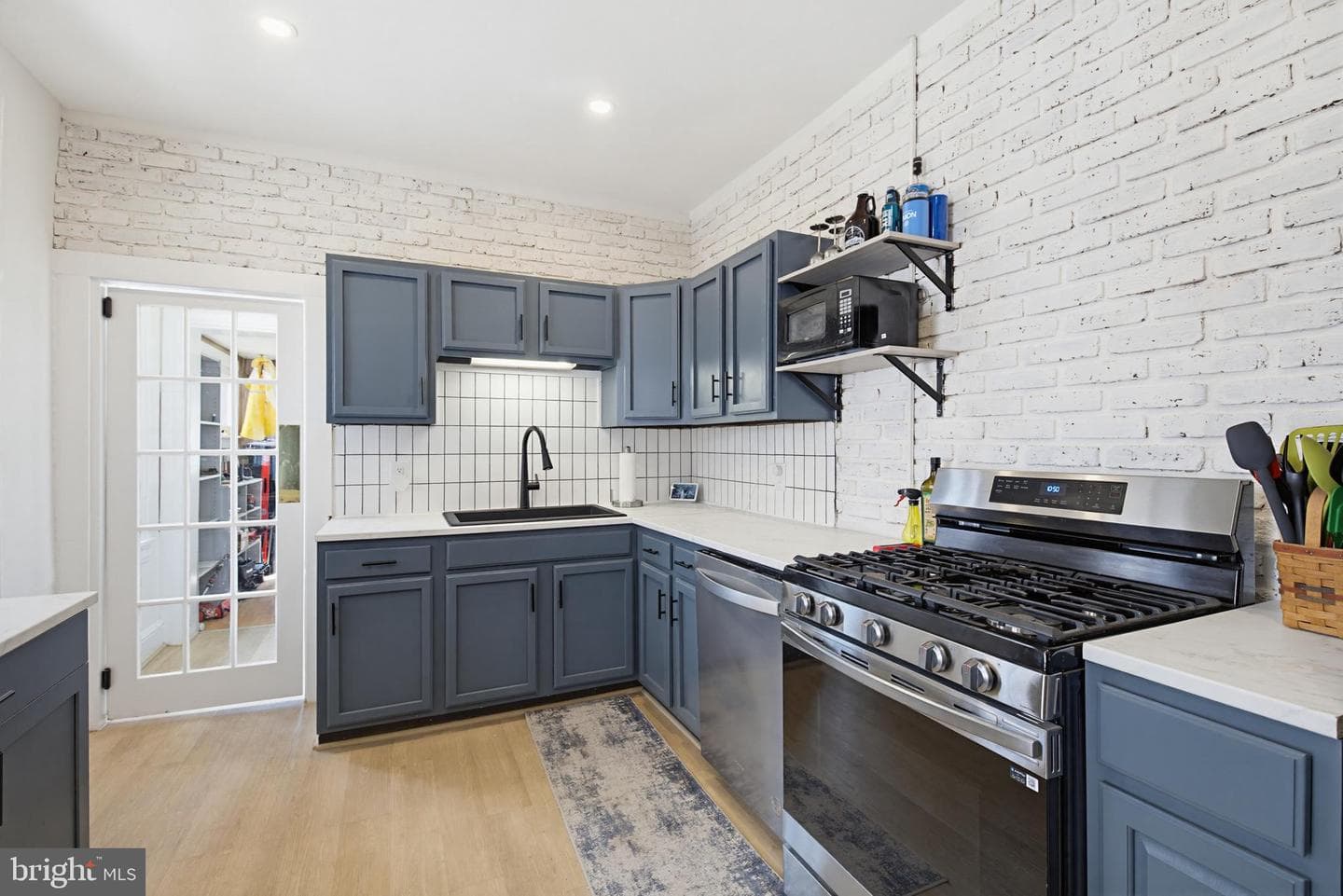 715 N Queen Street photo 13