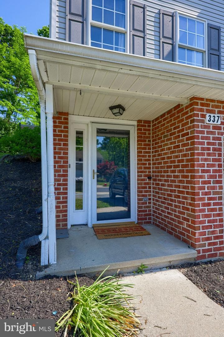 337 Crosswinds Drive photo 2