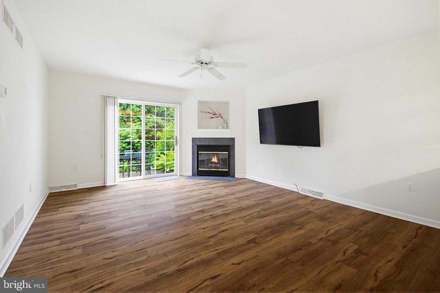 1037 Kent Garden photo 15