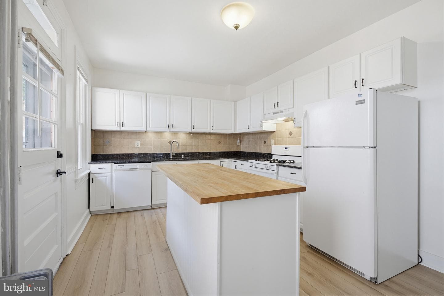 556 W Orange Street photo 21