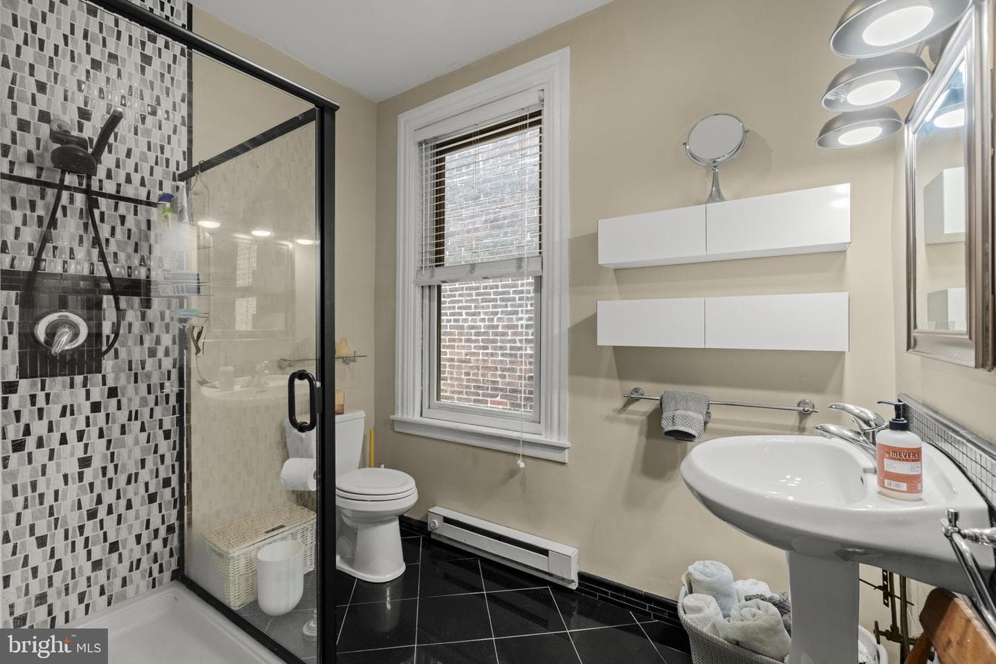 305 N Queen Street photo 14