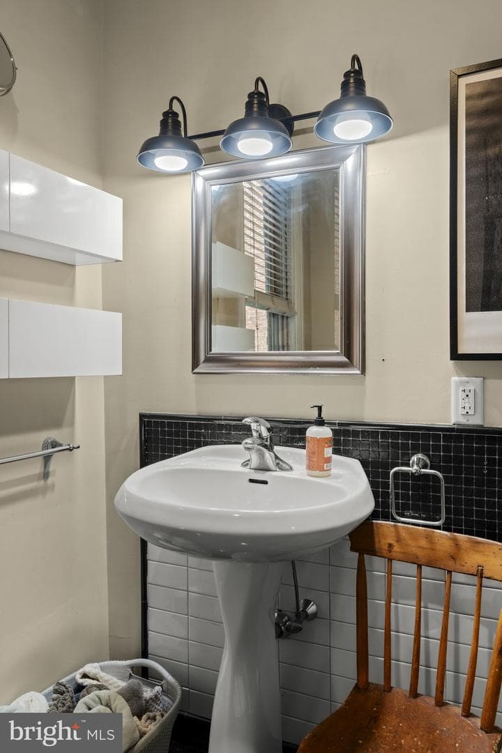 305 N Queen Street photo 16