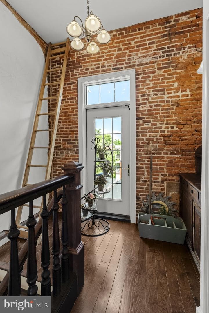 305 N Queen Street photo 33