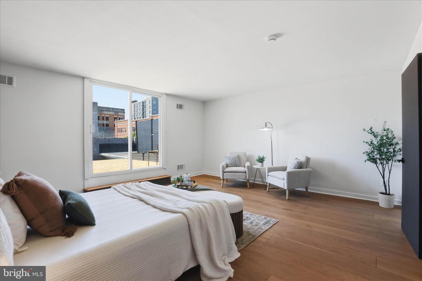 16 E Walnut Street photo 40