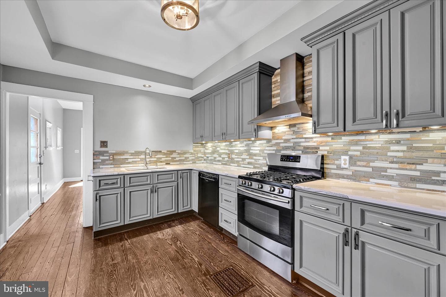 441 N Queen Street photo 23