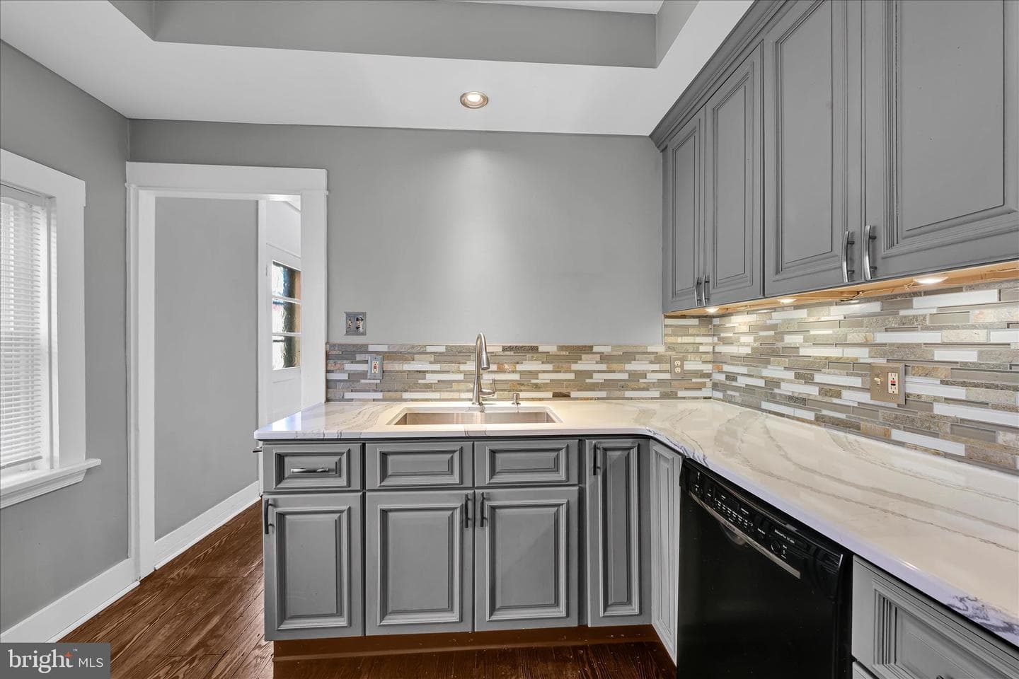441 N Queen Street photo 24